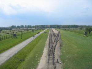 I binari dei "treni della morte" a Auschwitz-Birkenau   (2005) (foto Giorgio Pagano)