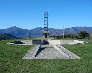 Alta via dei Monti Liguri, Passo del Rastrello: Monumento ai Caduti delle Brigate Partigiane per la Resistenza della Spezia, Massa Carrara e Parma (2005) (foto Giorgio Pagano)