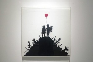 Roma, Palazzo Cipolla, mostra di Banksy "Guerra, Capitalismo & Libertà", 24 maggio -  4 settembre 2016: Bambini sulle colline di armi, Londra 2003 (foto Giorgio Pagano 2016) 