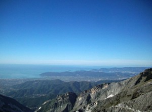 Veduta della Val di Magra e del Golfo della Spezia dalle Alpi Apuane, sentiero Foce Pianza-Foce del Canaletto (2010) (foto Giorgio Pagano)