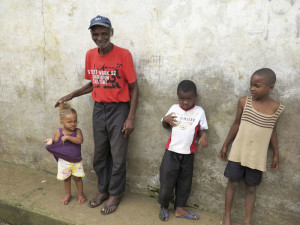 Sao Tomé e Principe, Nova Moca, vecchio e bambini (2016) (foto Giorgio Pagano)